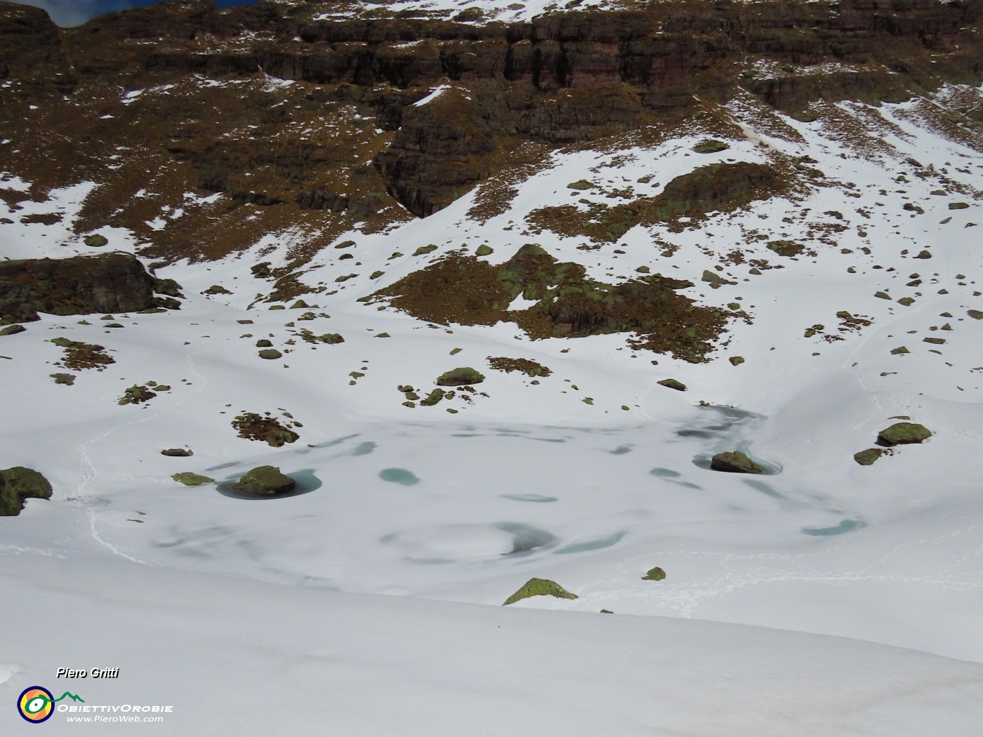 38 Laghetto di Pietra Quadra (2116 m) ancora coperto di neve.JPG